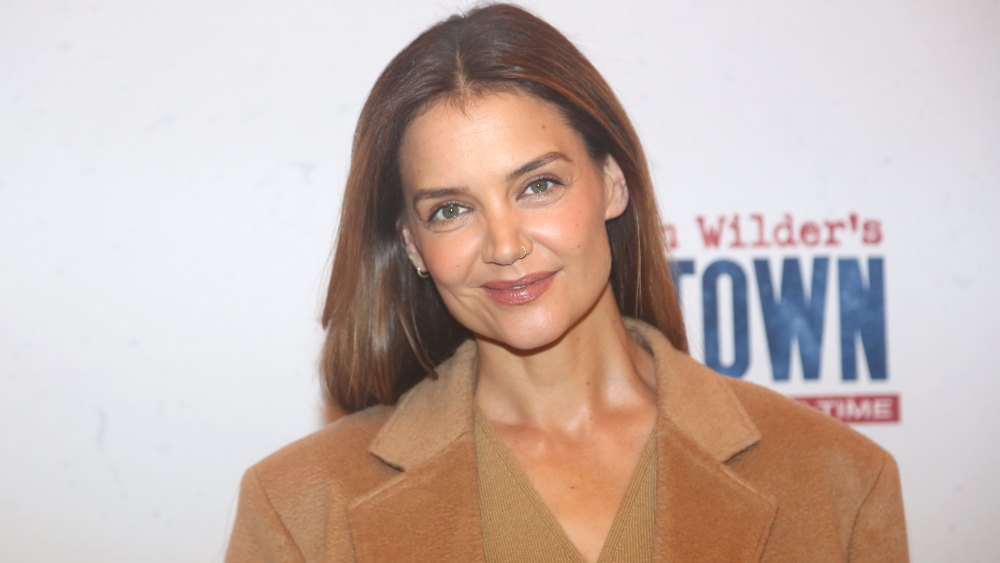 Slavnostní červená kabelka Katie Holmes: Eleganci za hubičku peněz