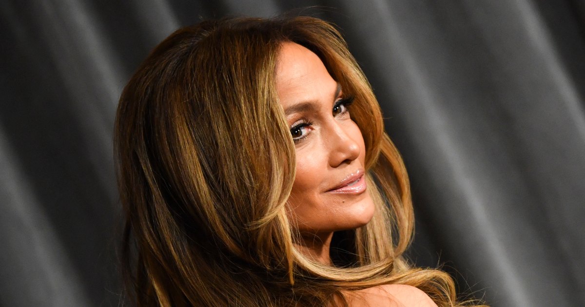 Jennifer Lopez Solved Our Transitional Wardrobe Woes With a Crisp, Shirtdress Style Jennifer Lopez Solved Our Transitional Wardrobe Woes With a Crisp, Shirtdress Style