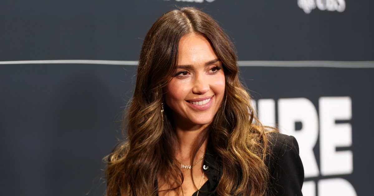 Jessica Alba’s Hack to Instantly Elevate Sweats Is This Rich-Looking, Cali-Cool Bag Style Jessica Alba’s Hack to Instantly Elevate Sweats Is This Rich-Looking, Cali-Cool Bag Style