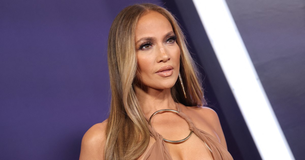 Love Jennifer Lopez’s European-Girl Ballet Flats? We Found the Same Chic Look for $27