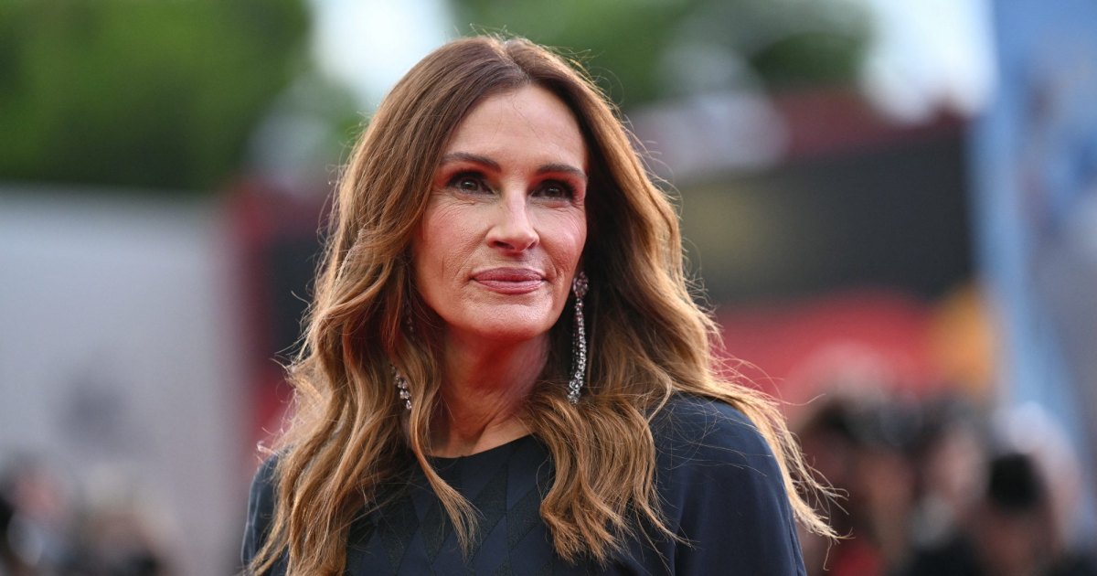Julia Roberts Wore This Cool-Girl Ballerina Slipper Style Around NYC, and It’s Only Julia Roberts Wore This Cool-Girl Ballerina Slipper Style Around NYC, and It’s Only