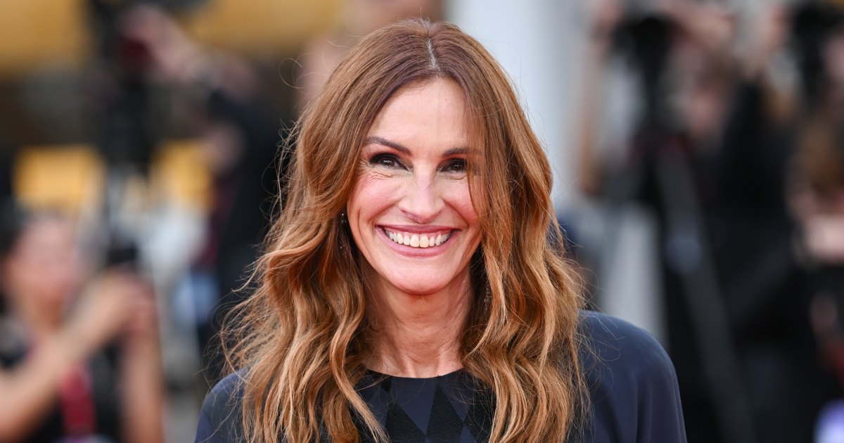 Julia Roberts’ Cool-Girl White Sneakers Are the Most Versatile Shoes You’ll Find All Year Julia Roberts’ Cool-Girl White Sneakers Are the Most Versatile Shoes You’ll Find All Year