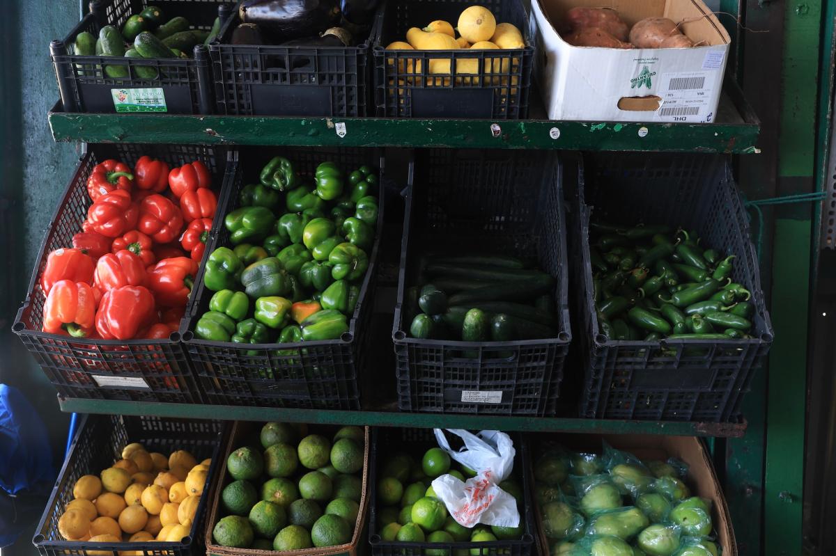 GettyImages-2246722148 How to Shop at a Farmers Market Like a Pro, Using Loose Recipe Formats and Smart Storage Techniques