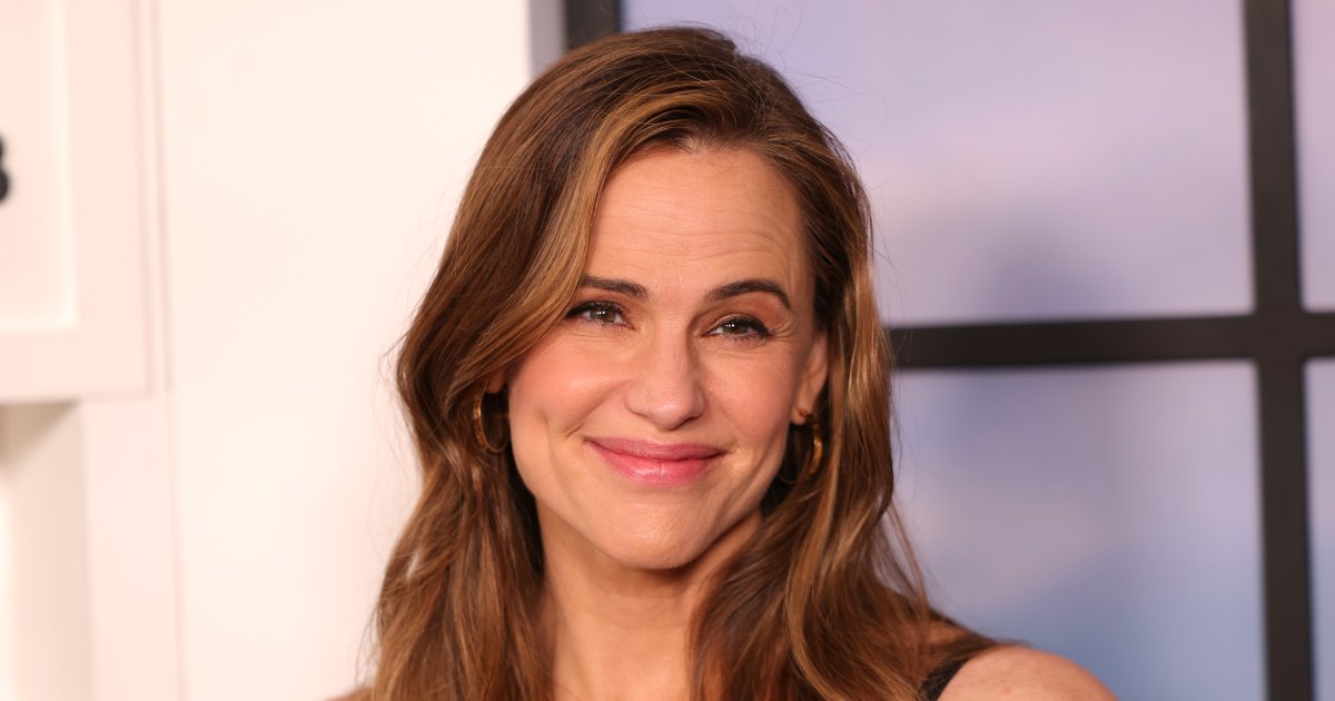 Jennifer Garner Wore This Sleek, Flattering Denim Style With Her Go-To Sneakers for Date Night Jennifer Garner Wore This Sleek, Flattering Denim Style With Her Go-To Sneakers for Date Night