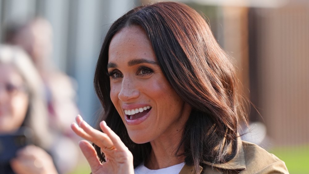 Meghan Markle a tajemství stylu: Proč je černo-bílé plavky královnin look pro všechny
