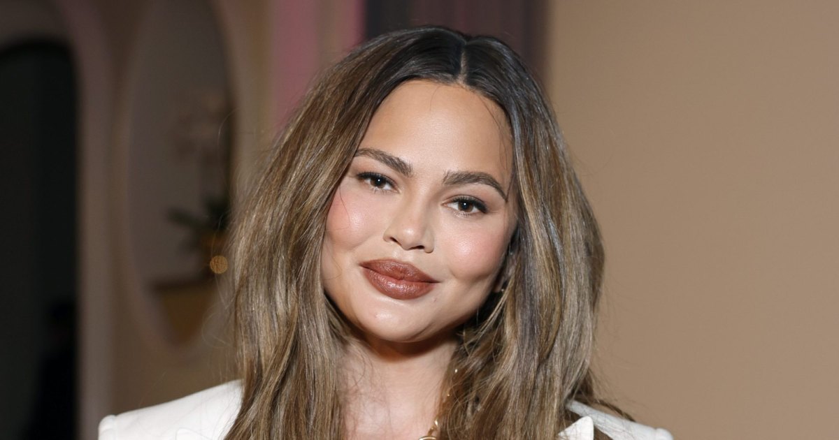 Chrissy Teigen’s Woven Bag Is $8,900, But We Found a Luxe-Looking Mini Version for Only $59