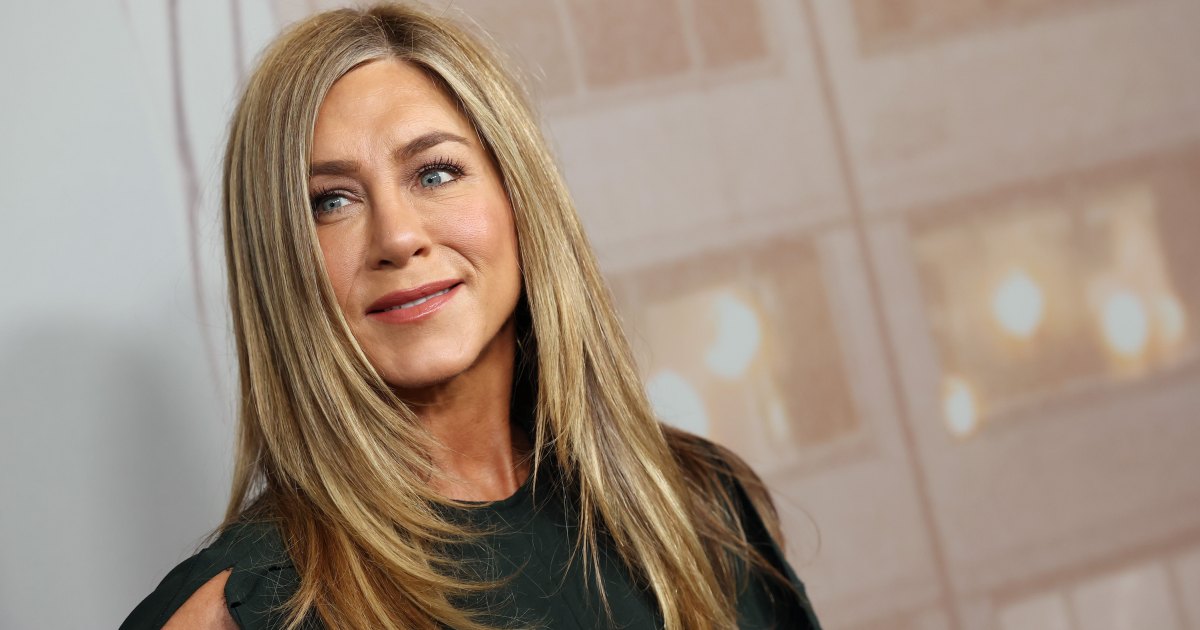 Jennifer Aniston’s $795 Designer Flip-Flops Look Surprisingly Similar to This $20 Amazon Pair