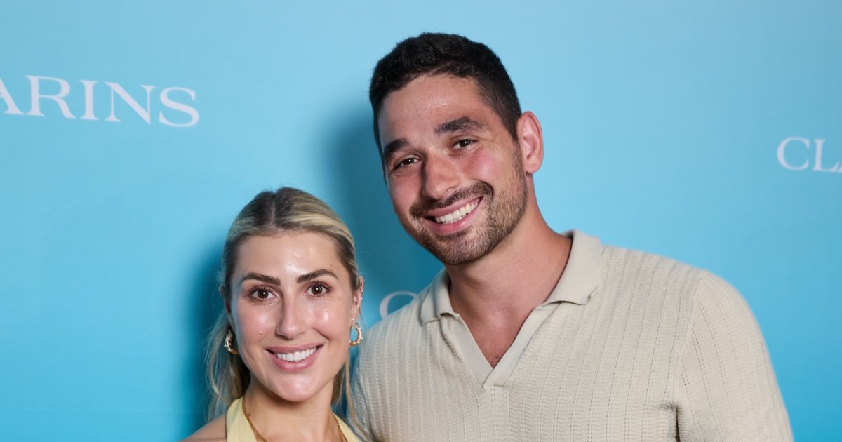Pros Alan Bersten and Emma Slater Share Sweet Kiss Onstage at ‘DWTS’ Con Pros Alan Bersten and Emma Slater Share Sweet Kiss Onstage at ‘DWTS’ Con