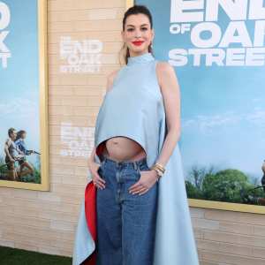 GettyImages-2289219663-anne-hathaway