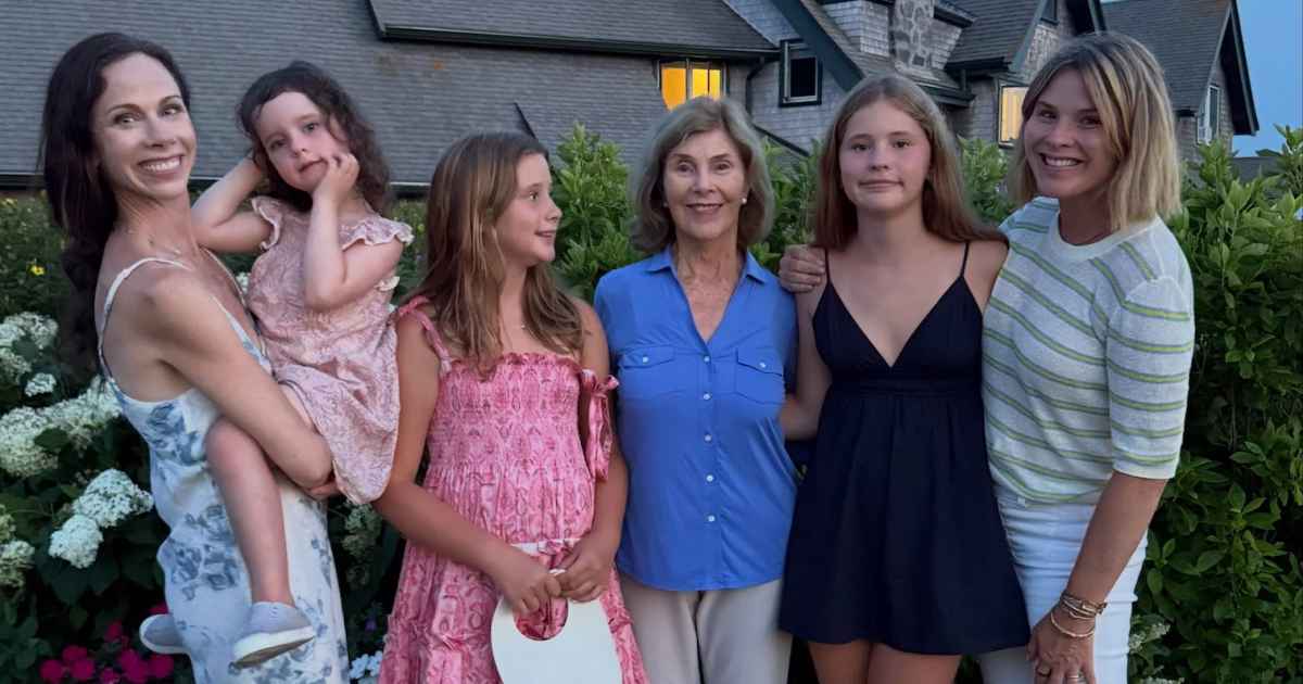 Laura Bush Poses for Rare Photo With Her Daughters and Granddaughters Laura Bush Poses for Rare Photo With Her Daughters and Granddaughters