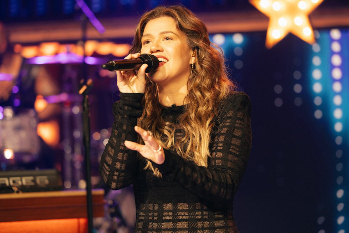 Kelly-Clarkson-Finale-NUP_210992_02372