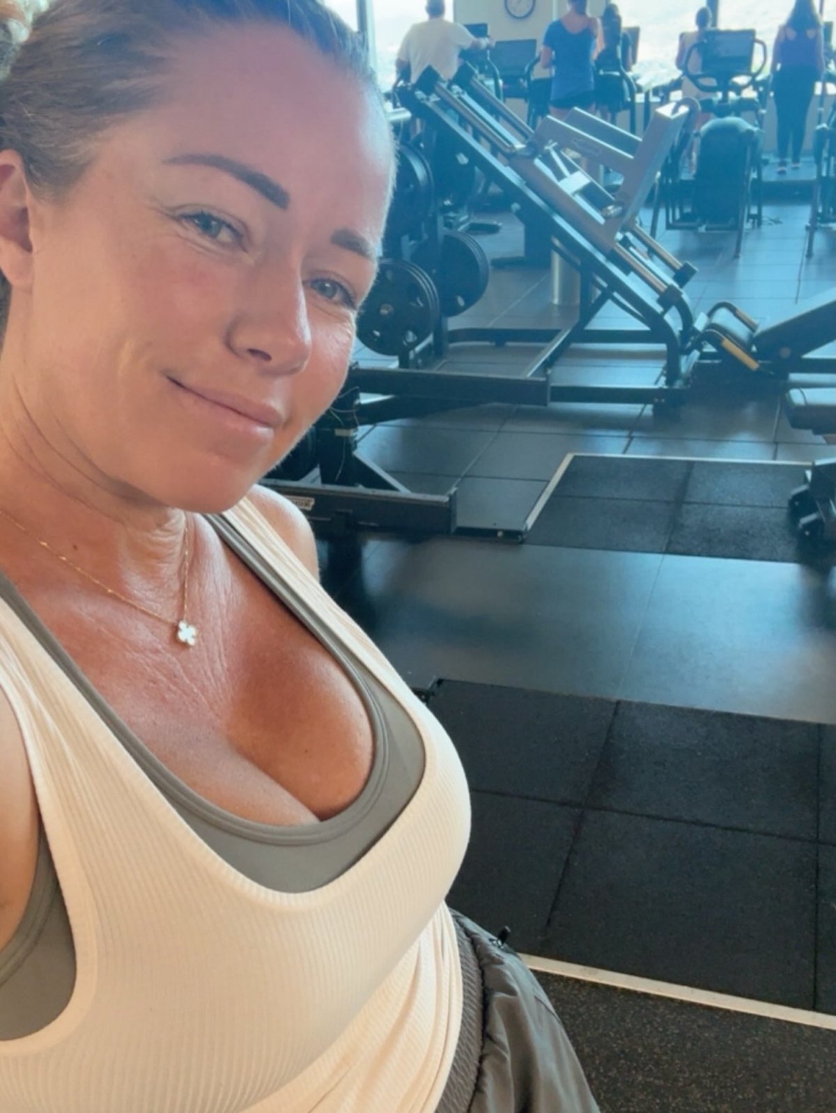 Kendra-Wilkinson-IG-Selfie