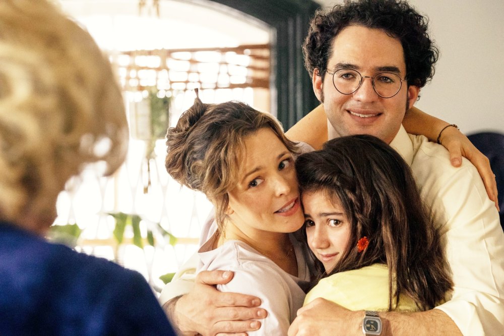 Kathy Bates, Rachel McAdams, Abby Ryder Fortson, Benny Safdie in Are You There God? It's Me, Margaret