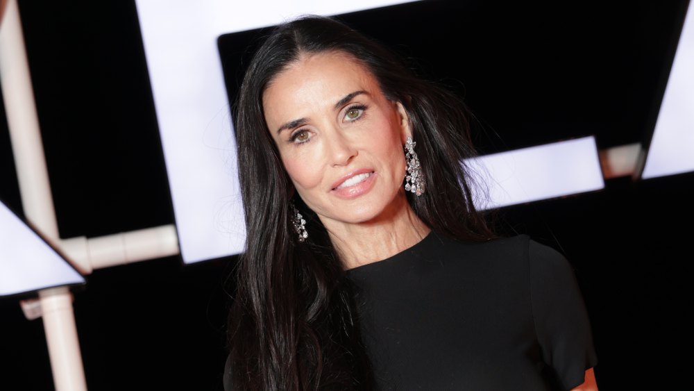 Demi Moore předvedla trik na dokonalou figuru: Tenhle detail v košili si vezmu všechny