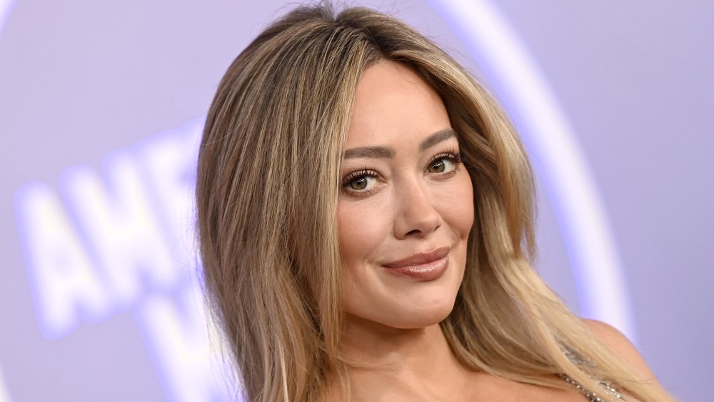 Hilary Duff prozradila svůj kouzelnický trik: oční krém, bez kterého si turné nekončí