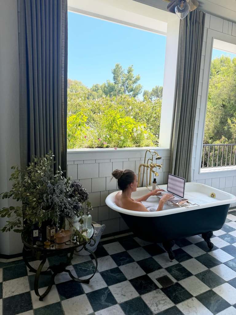 Jennifer Lopez Strips Down and Works From a Bathtub: Todays Office