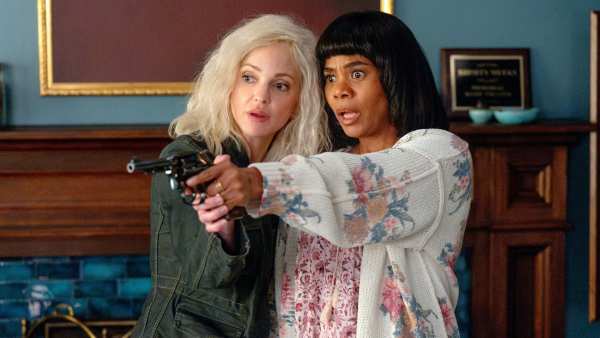 Anna Faris and Regina Hall in Scary Movie