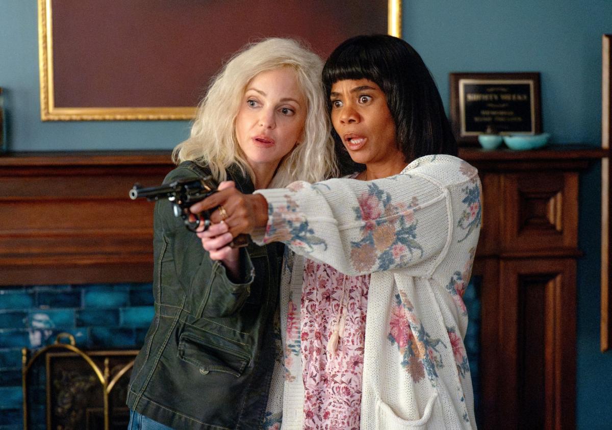 Anna Faris and Regina Hall in Scary Movie