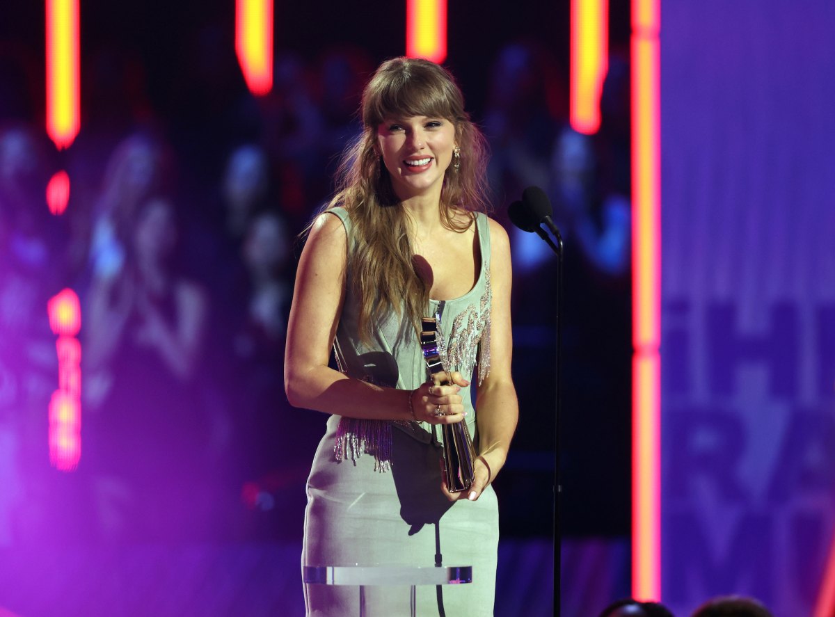 taylor-swift-ts13-clues-GettyImages-2268539656