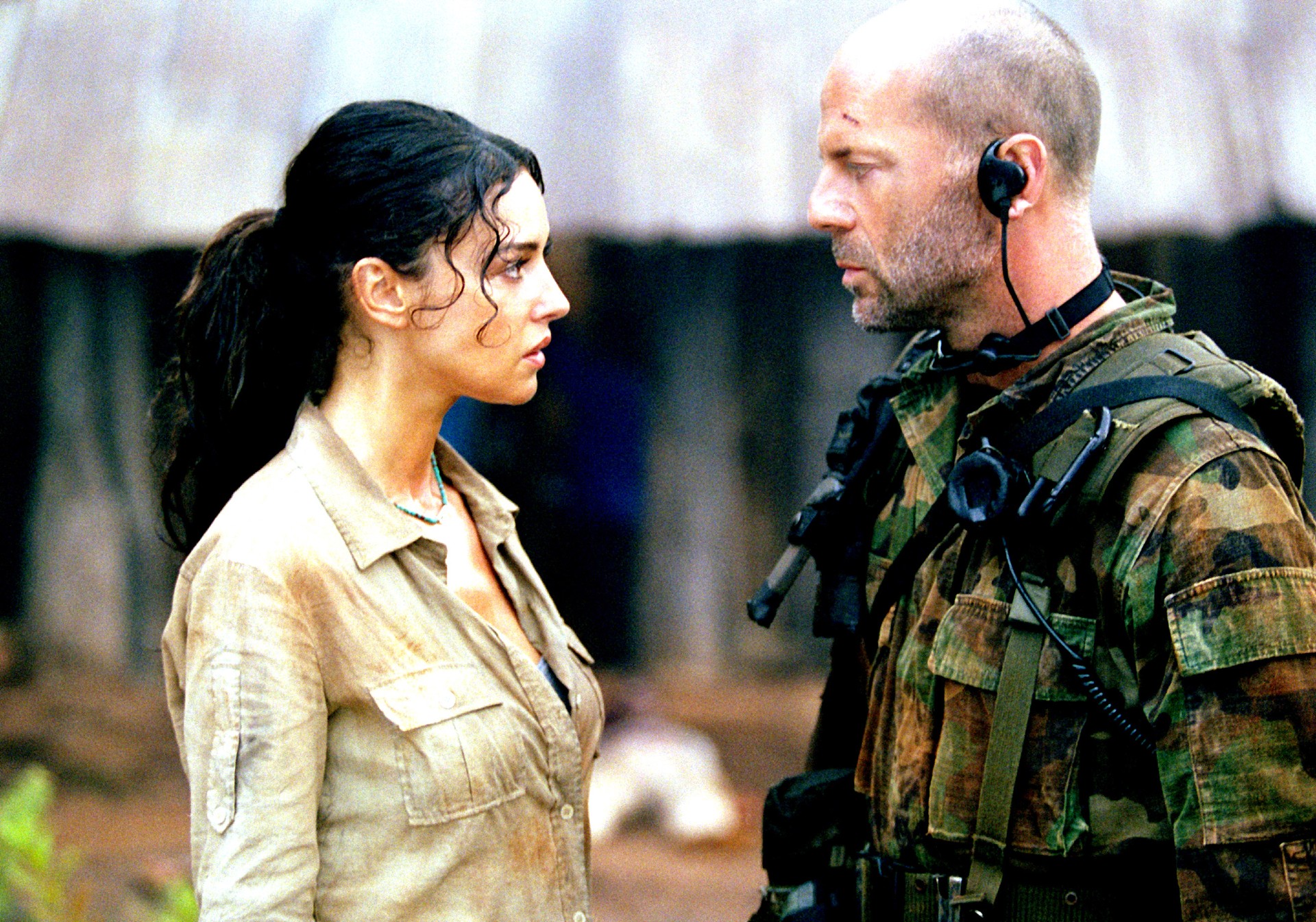 Monica Bellucci and Bruce Willis in Tears of the Sun