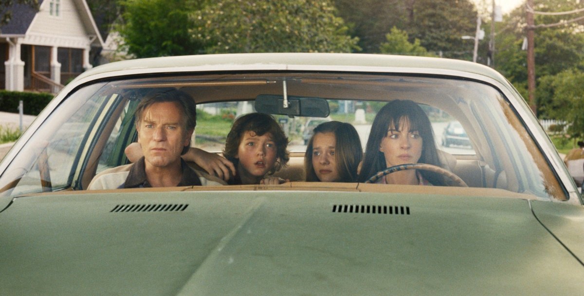 Ewan McGregor, Christian Convery, Maisy Stella, Anne Hathaway in The End of Oak Street