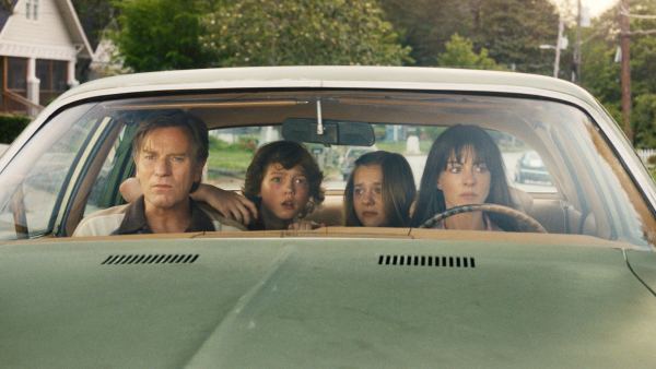 Ewan McGregor, Christian Convery, Maisy Stella, Anne Hathaway in The End of Oak Street