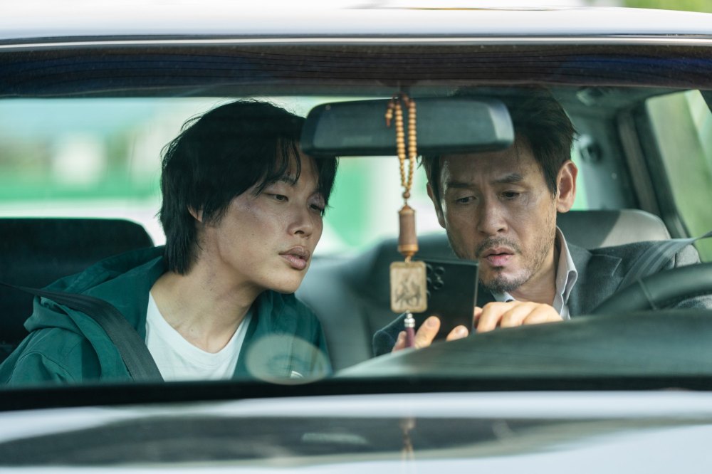 Ryu Jun-yeol and Sul Kyung-gu in The Mousetrap
