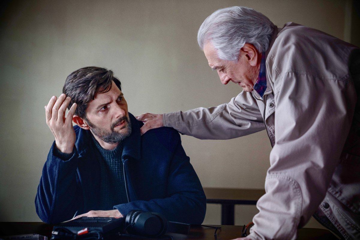 Adam Scott as Tom Kennedy, Robert De Niro as Peter Willis in The Whisper Man