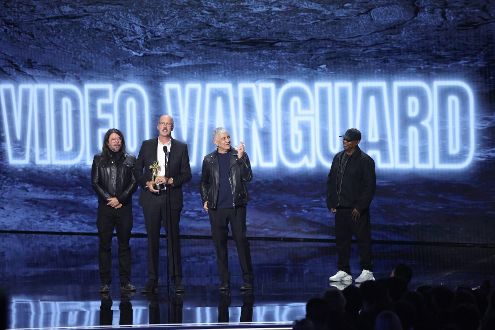3142377VMAS20261278b Nirvana Accepts MTV VMAs Video Vanguard Chuck D