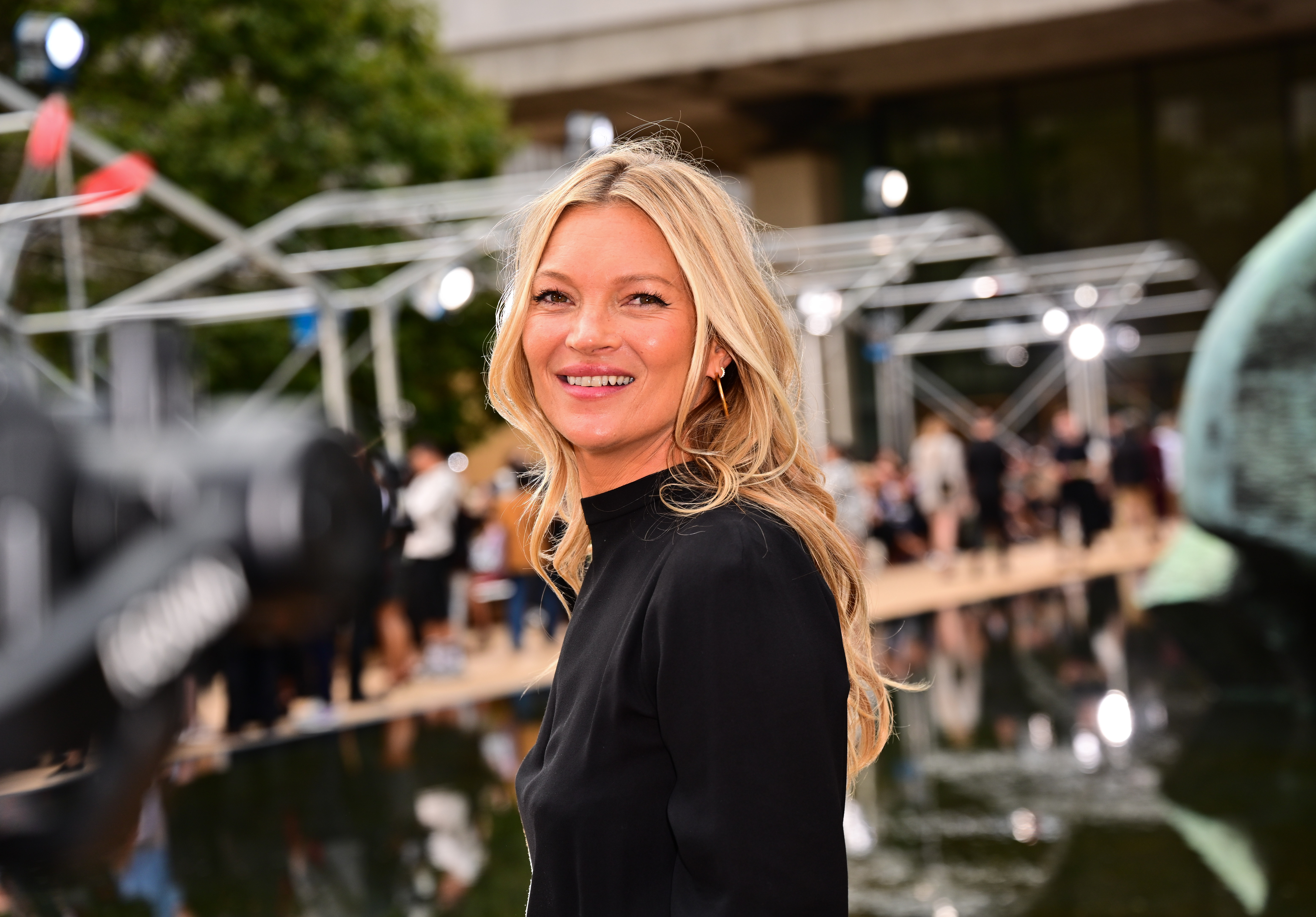Kate Moss's slimming jeans are the model-off-duty style for fall 2026, and we're recreating the look for just $30 — details!