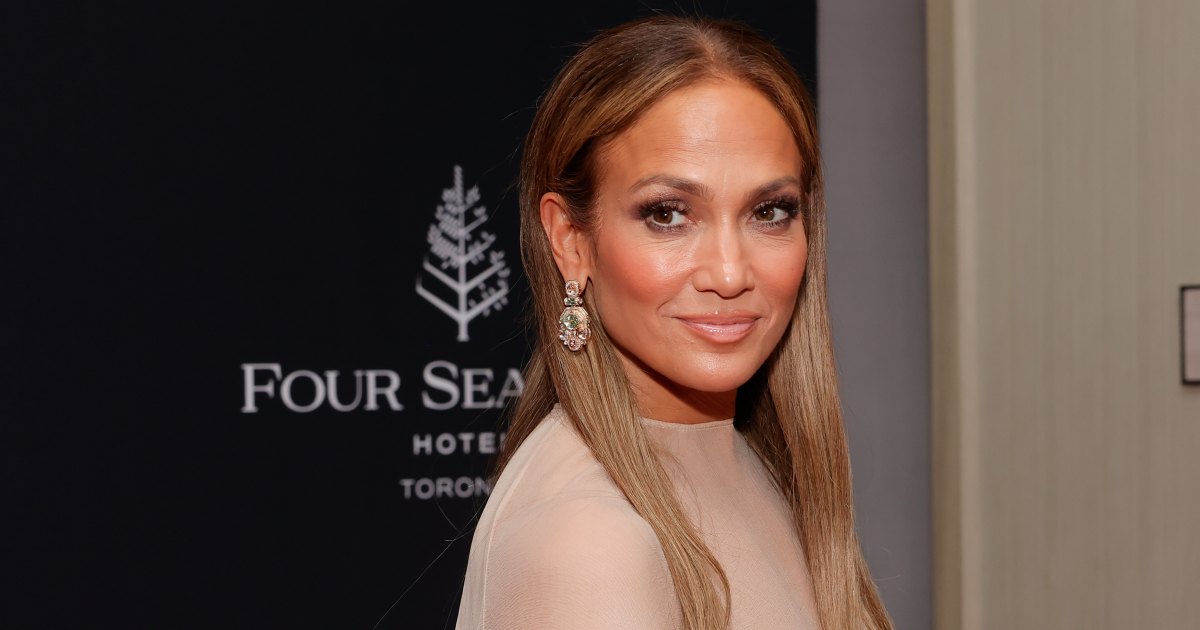 Jennifer Lopez Ditched Basic Black Leggings for This ‘Rich-Girl’ Alternative — The Look for Jennifer Lopez Ditched Basic Black Leggings for This ‘Rich-Girl’ Alternative — The Look for