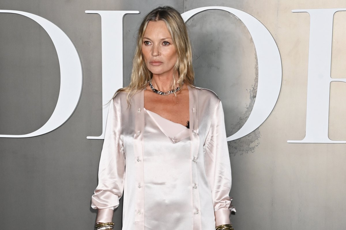 PARIS, FRANCE - JANUARY 24: Kate Moss attends the Dior Homme show during Paris Fashion Week Menswear Fall-Winter 2025/2026 at Ecole Militaire on January 24, 2025 in Paris, France. (Photo by Dave Benett/Getty Images)