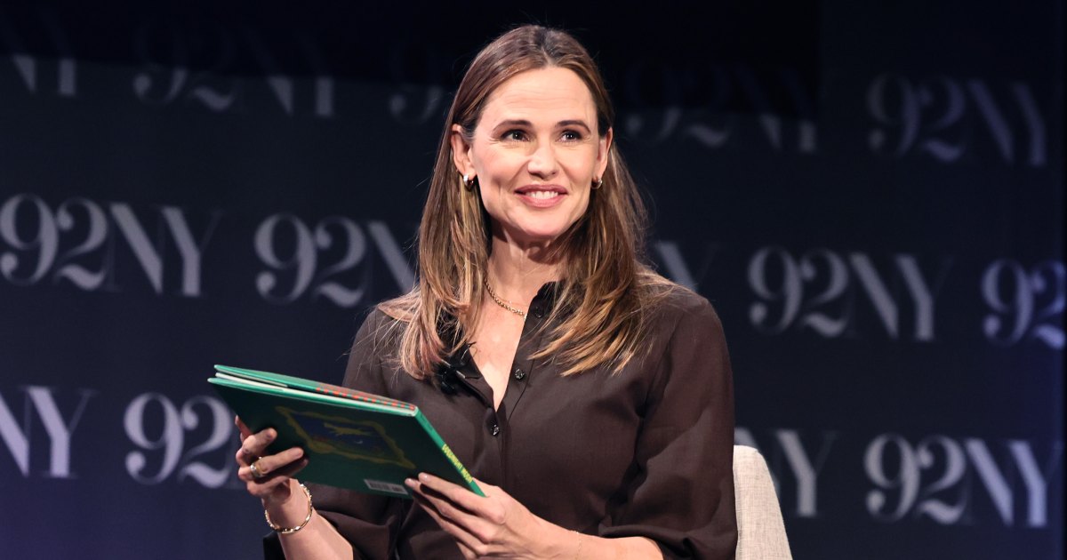 Jennifer Garner’s Polished Two-Piece Set Is the Only Outfit We Need for the Office This Fall Jennifer Garner’s Polished Two-Piece Set Is the Only Outfit We Need for the Office This Fall