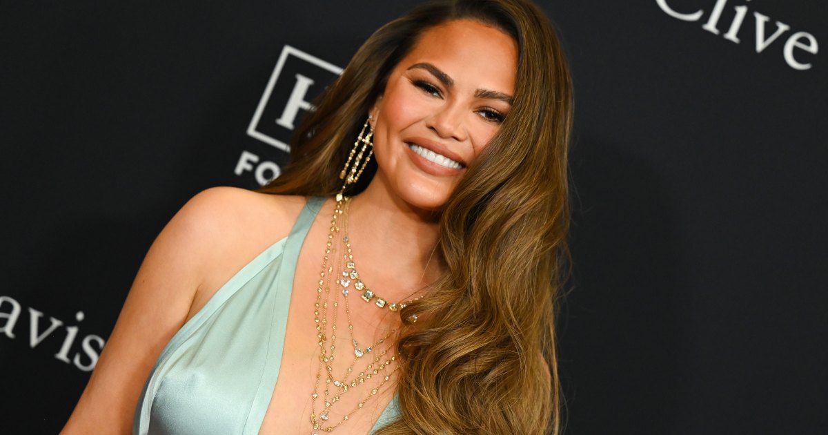 Chrissy Teigen Found the Most Relaxed, Luxe Travel Pants — But This Pair Might Be Comfier