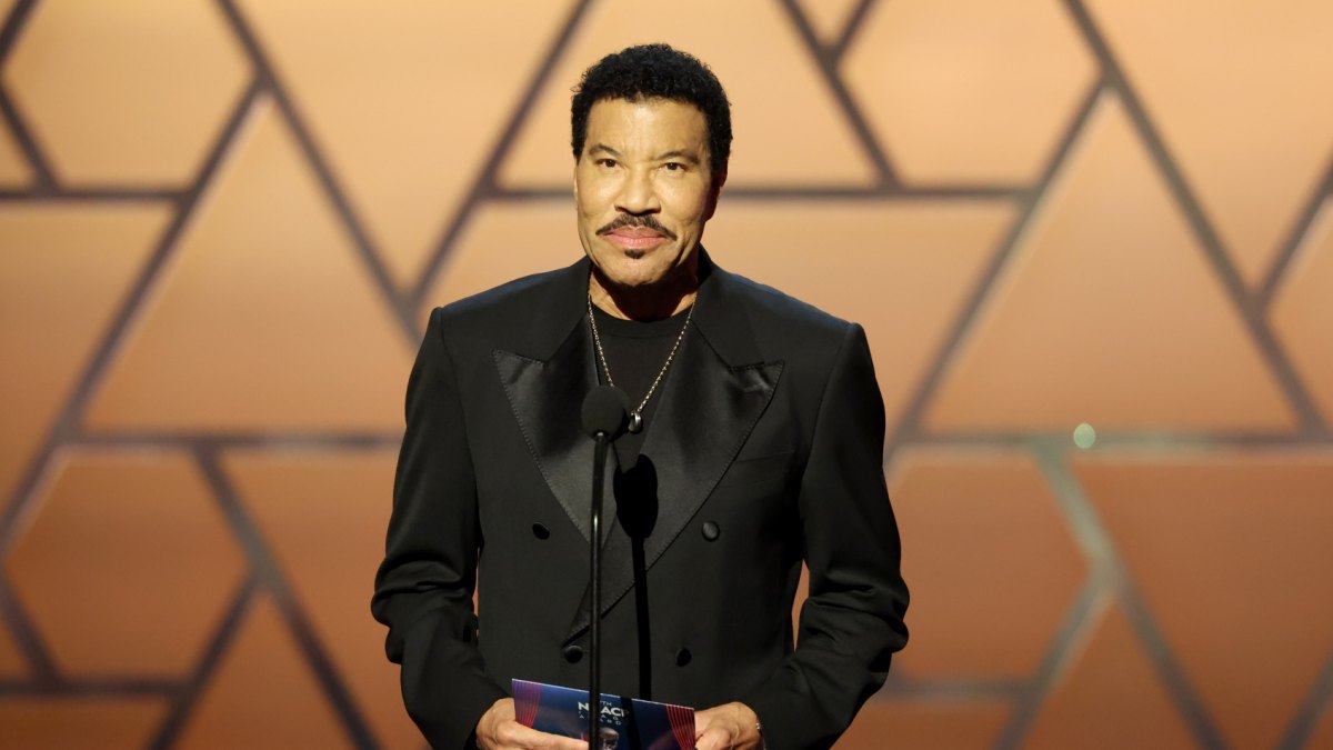 Lionel Richie Cancels Shows After Being Hospitalized
