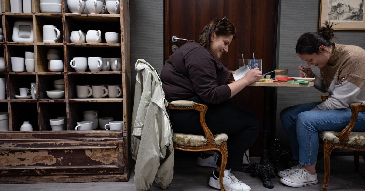 Craft Cafe Pop-Ups Gain Momentum as Knitting and Embroidery Become Gen Z’s Go-To Offline Social Outlet Craft Cafe Pop-Ups Gain Momentum as Knitting and Embroidery Become Gen Z’s Go-To Offline Social Outlet