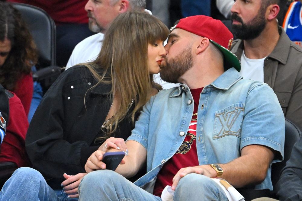 GettyImages-2277907006 Shania Twain Admits She Still Hasnt Made It Up to Taylor Swift After Skipping Her Wedding