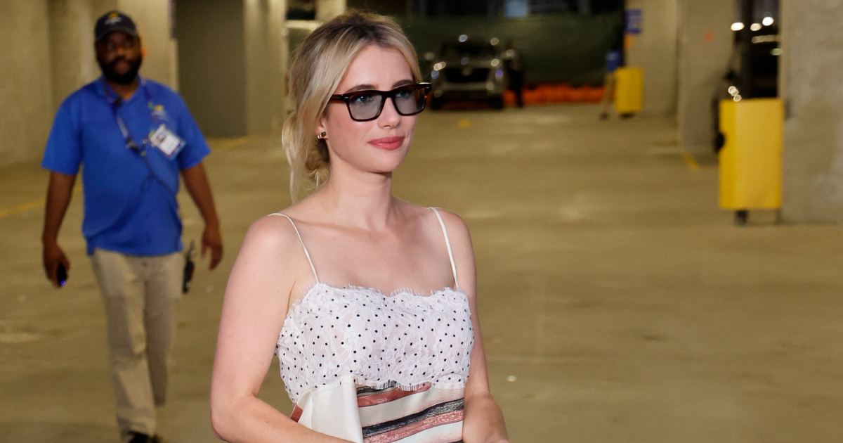 Emma Roberts’ Polished Blue Bag Is the Unexpected Color Trend We’re Taking Into Fall Emma Roberts’ Polished Blue Bag Is the Unexpected Color Trend We’re Taking Into Fall