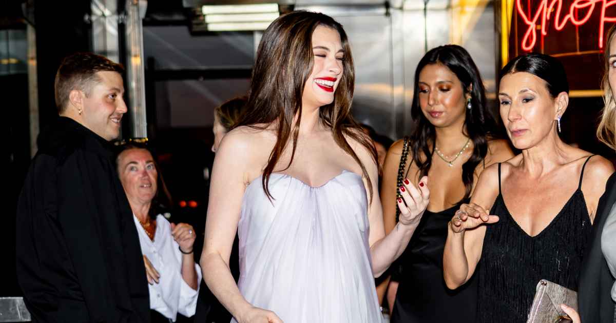 Anne Hathaway Just Convinced Us to Carry This Spring Shade for Fall — The ,800 Bag Look for Anne Hathaway Just Convinced Us to Carry This Spring Shade for Fall — The ,800 Bag Look for