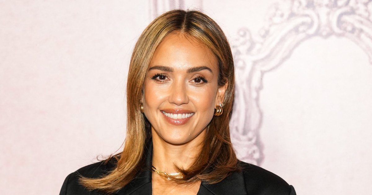 Jessica Alba Wore This California-Cool Layer for Fall — Copy It Now Jessica Alba Wore This California-Cool Layer for Fall — Copy It Now