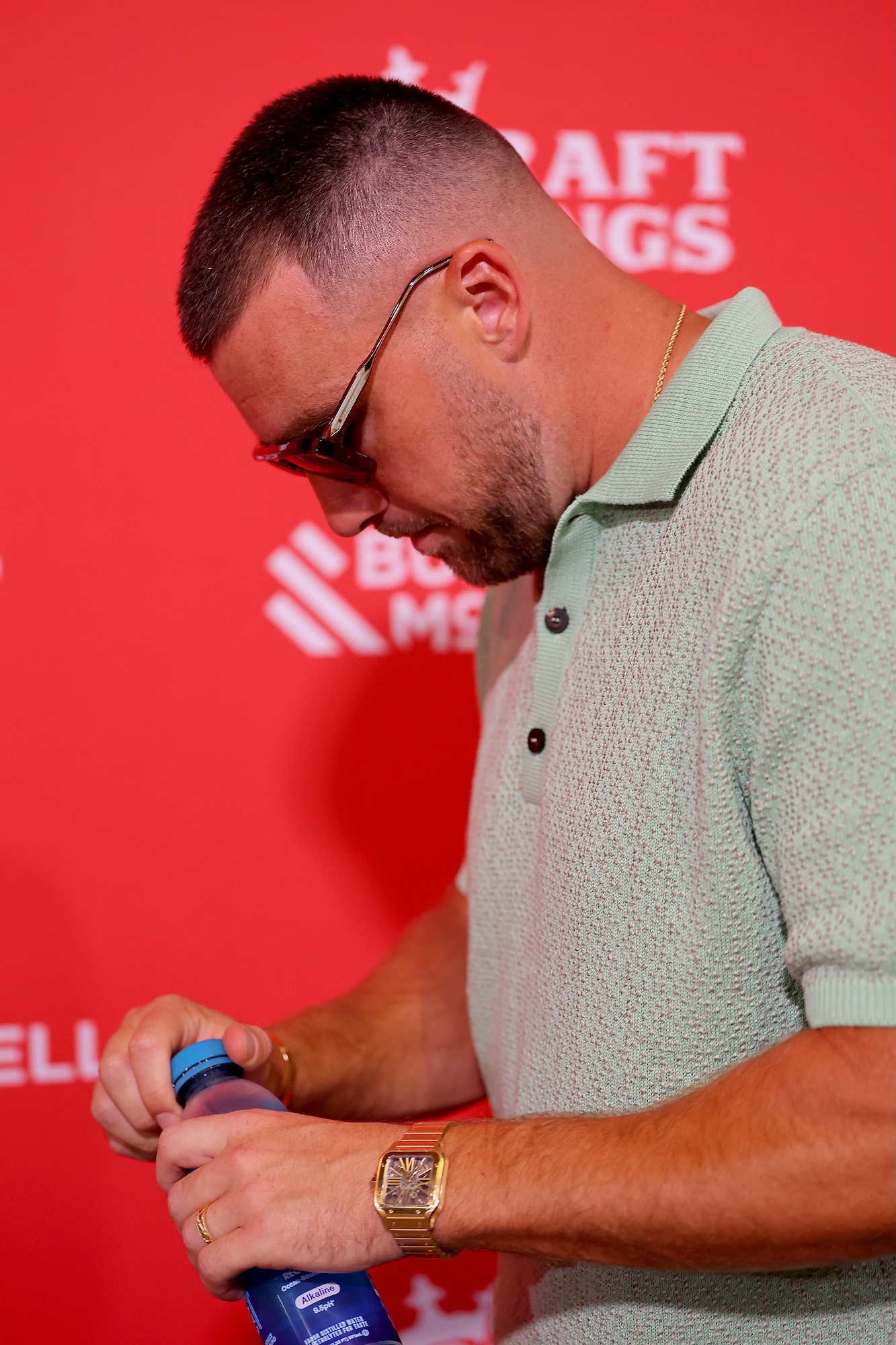 Travis Kelce Arrives at Stadium Wearing Wedding Ring Ahead of Chiefs’ Opener