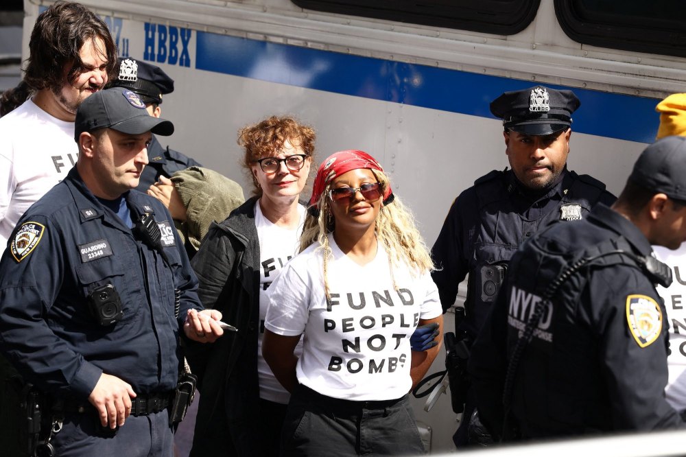 GettyImages-2296276738 Susan Sarandon Hacks Star Hannah Einbinder Among Those Detained in NYC Protesting Benjamin Netanyahu
