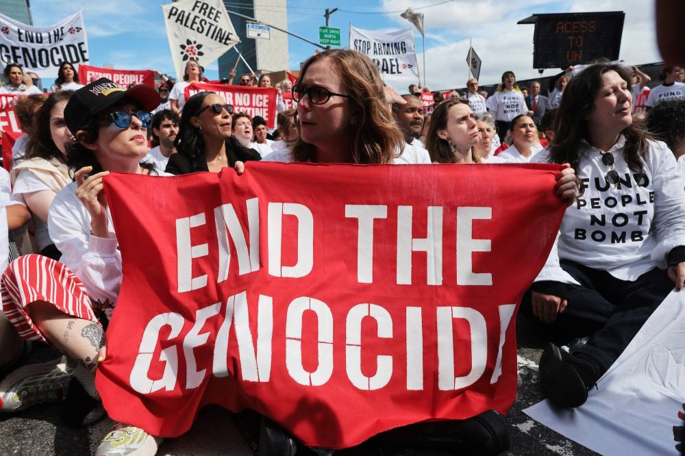 GettyImages-2296948337 Susan Sarandon Hannah Einbinder Detained in NYC for Protesting Netanyahu
