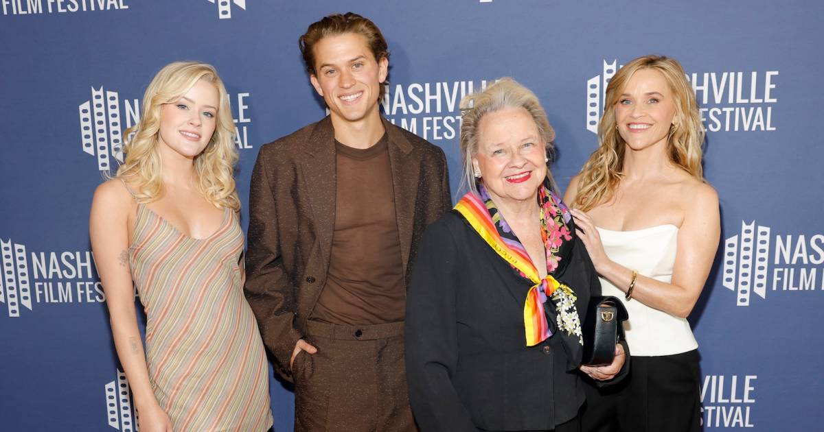 Reese Witherspoon Poses With Her Mother and Lookalike Kids Ava and Deacon on Red Carpet Reese Witherspoon Poses With Her Mother and Lookalike Kids Ava and Deacon on Red Carpet