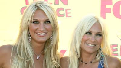 GettyImages-71684890.jpg brooke hogan linda hogan nick hogan 2006