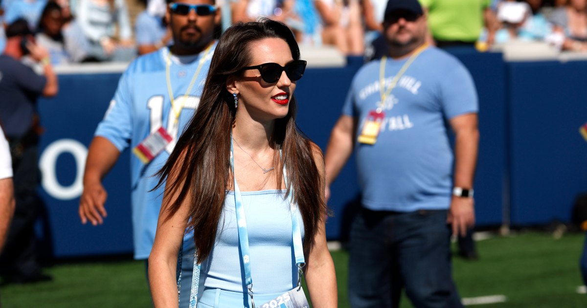 Bill Belichick’s Girlfriend Jordon Hudson Trades Snakeskin for a Jumpsuit While Cheering on UNC Bill Belichick’s Girlfriend Jordon Hudson Trades Snakeskin for a Jumpsuit While Cheering on UNC