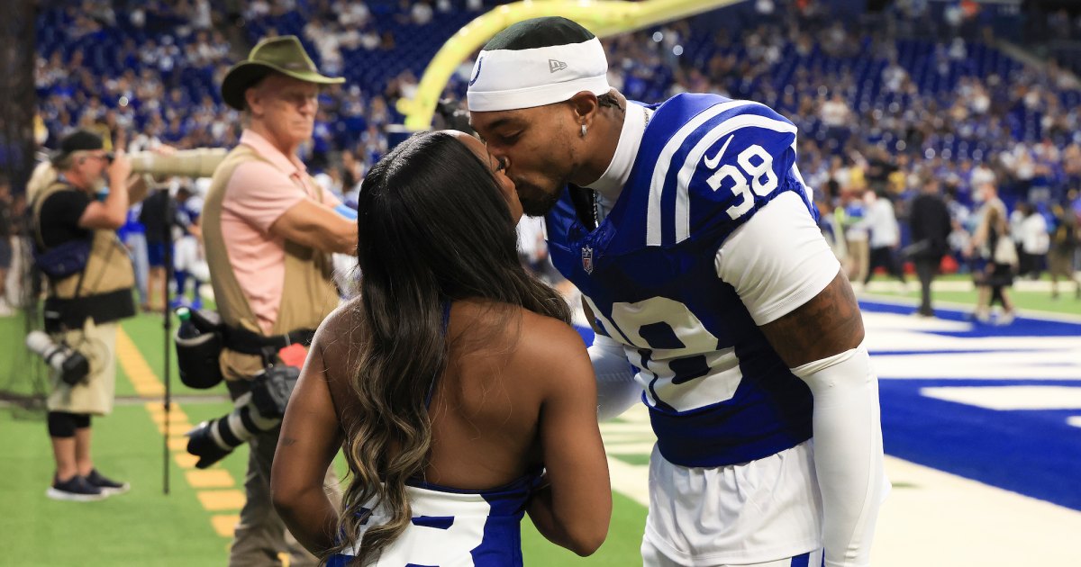 Simone Biles Kisses Jonathan Owens Before His 1st Colts Season Game, Wows in Plunging Team Gear Simone Biles Kisses Jonathan Owens Before His 1st Colts Season Game, Wows in Plunging Team Gear