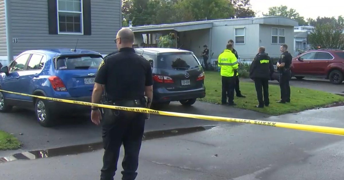 Man Arrested After Mom’s Body Found in Bathtub, Wrapped in Shower Curtain Following Stabbing Man Arrested After Mom’s Body Found in Bathtub, Wrapped in Shower Curtain Following Stabbing