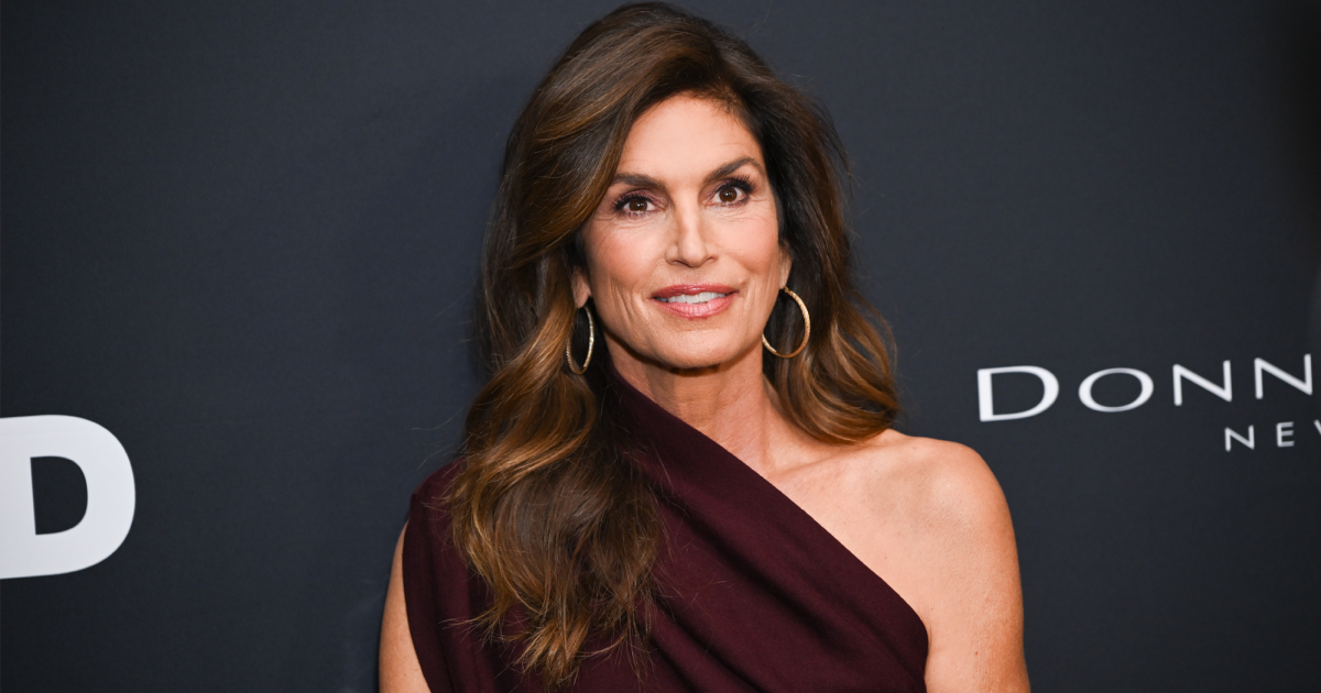 Cindy Crawford's Slouchy Tote Is the Perfect Work-to-Travel Style