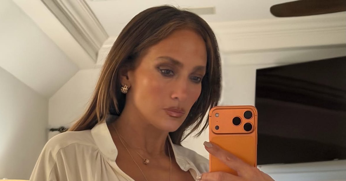Jennifer Lopez aparece sem sutiã, exibindo decote em macacão